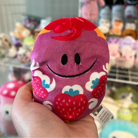 Bears vs Donuts Strawbeary Creme 4” Stuffed Bean Plush - Picture 1 of 3